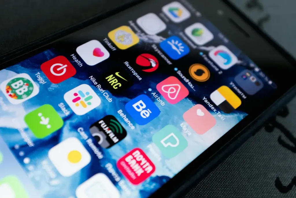 Layar smartphone menampilkan berbagai ikon aplikasi digital yang sering digunakan dalam kehidupan sehari-hari