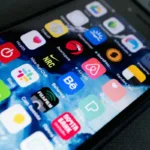 Layar smartphone menampilkan berbagai ikon aplikasi digital yang sering digunakan dalam kehidupan sehari-hari