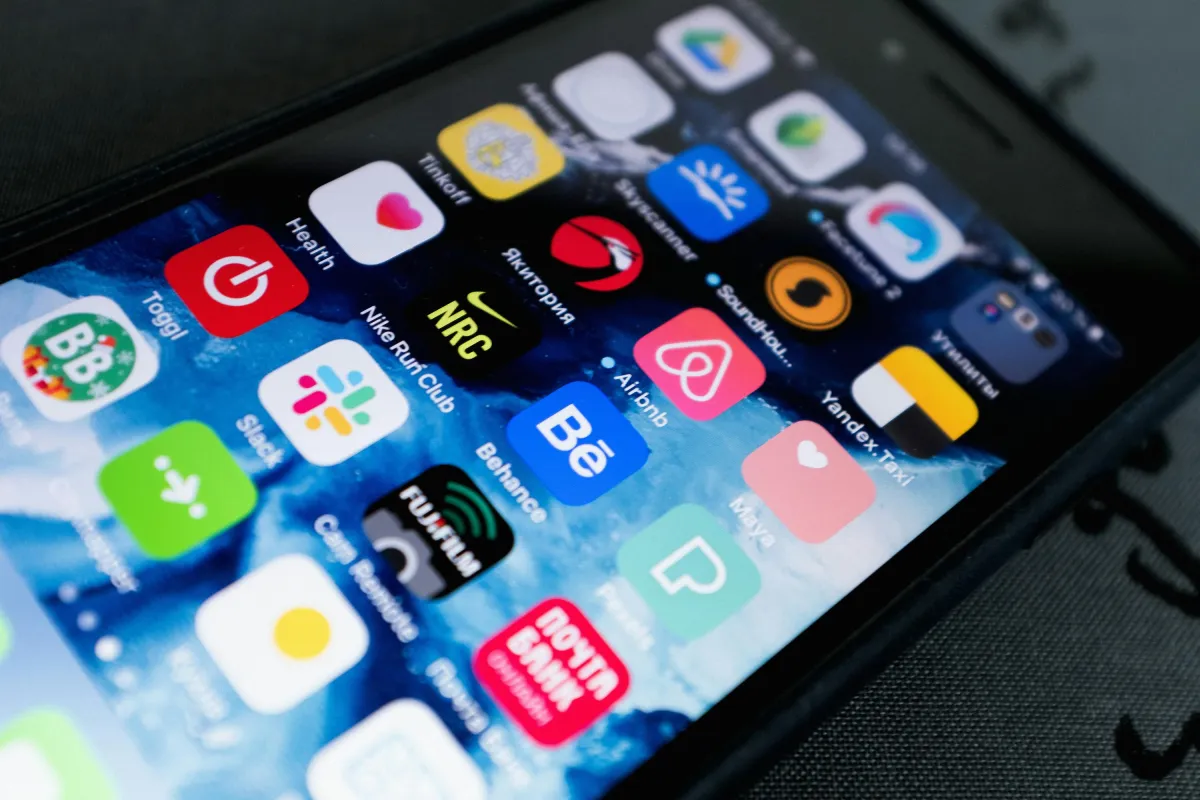 Layar smartphone menampilkan berbagai ikon aplikasi digital yang sering digunakan dalam kehidupan sehari-hari