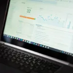 Dashboard analitik bisnis di layar laptop